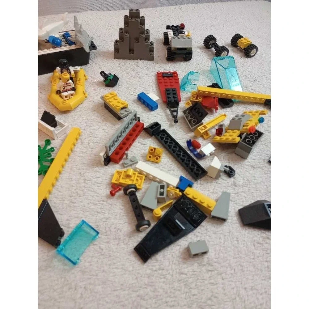 LEGO City Police Boat Shark Rescue Minifigure Vehicles Set
